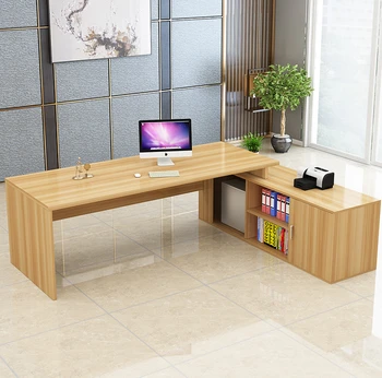 Jednoduchý moderní stůl a židle kombinaci jeden velký psací stůl office manager office